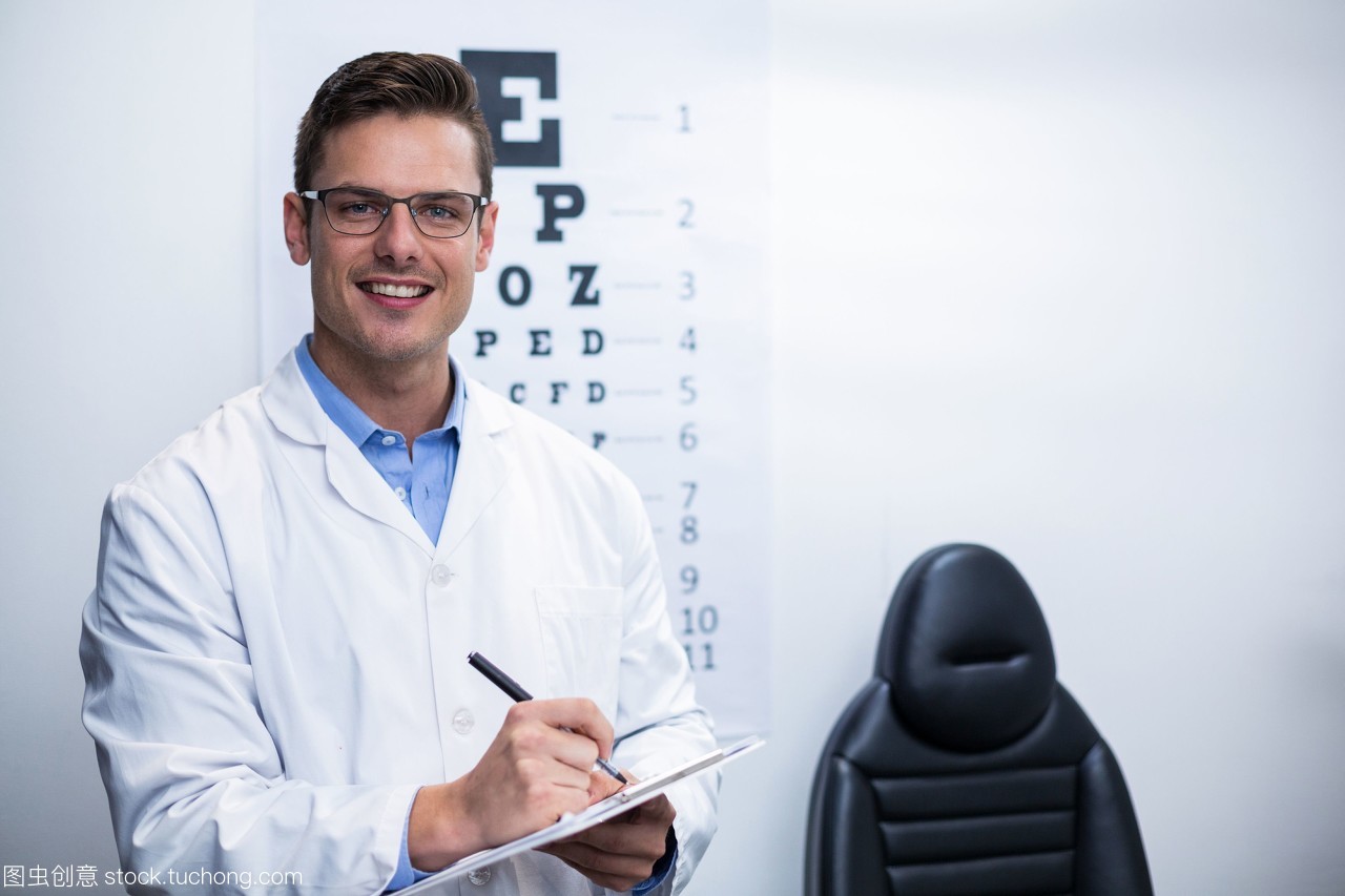 在眼科診所的剪貼板上的驗光師的畫像