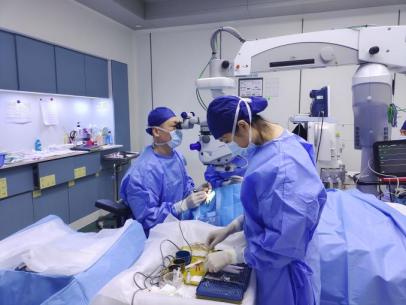 積極治療角膜化學傷,年近八旬老人在深圳?，斞劭仆瓿山悄ひ浦彩中g